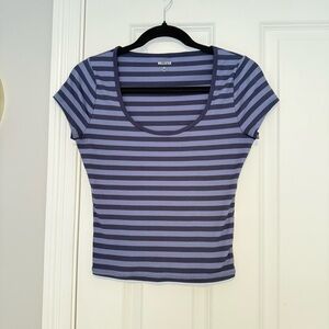 Hollister Women's Navy and Blue Striped Tee